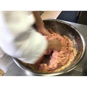 【ナティーク城山】溢れ出る肉汁、コクが充分の手作りハンバーグ