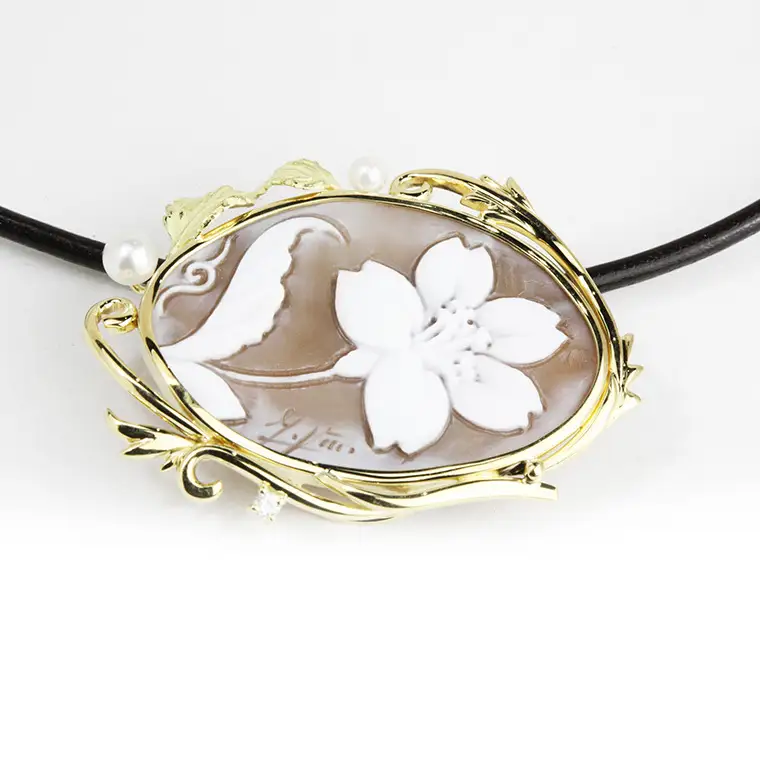 「大和桜」シェルカメオペンダント ／ 作家 フランチェスカ マーノ カメオ ギフト 贈り物 プレゼント 誕生日 記念日[AH030sa]