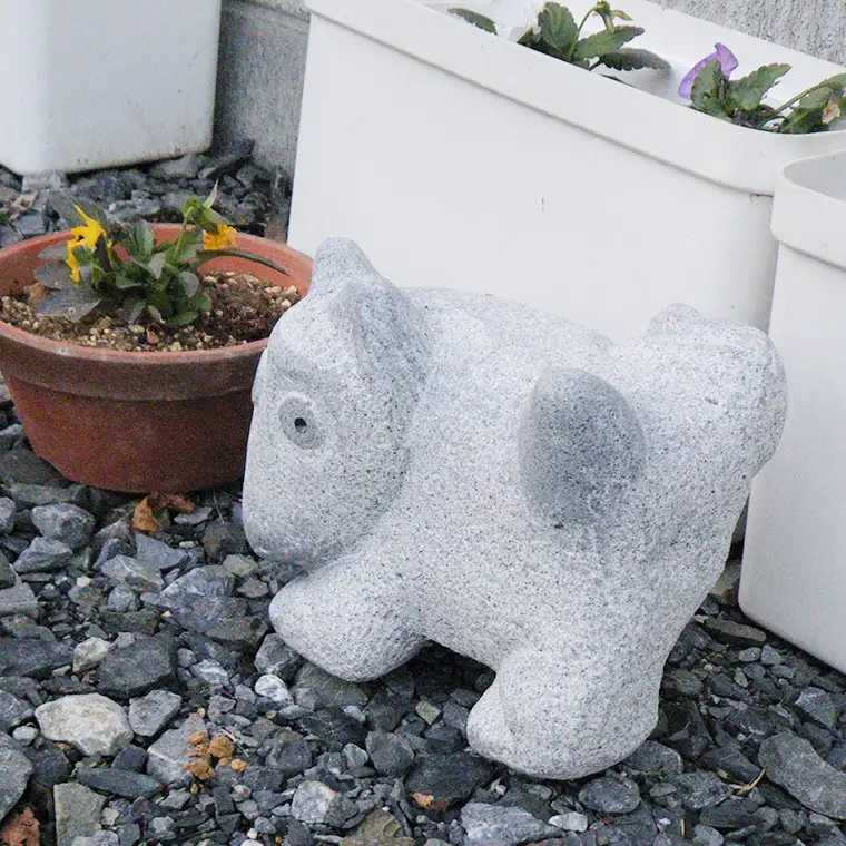 犬の彫刻「ぼくの家」 石 ストーン 雑貨 職人 伝統工芸 伝統工芸品 置き物 飾り 玄関 庭 ガーデニング おしゃれ 茨城県 桜川市 贈り物 [AP006sa]