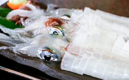 【兵庫県香住産 白いか 剣先いか お刺身用 新鮮 5～8杯 約1kg 冷凍】【令和8年6月下旬以降発送予定】 兵庫県 宿院商店 33-07