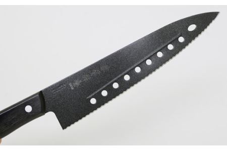 H20-47 兼常作 フッ素コーティング 穴あき・リブ付 波刃牛刀包丁 210mm（FC-G210-S） ～食材の切り離れよい 滑りがよい 錆びにくい 汚れもサッと落ちる オールブラック 黒 ブラック セレーション パン切 関の刃物～
