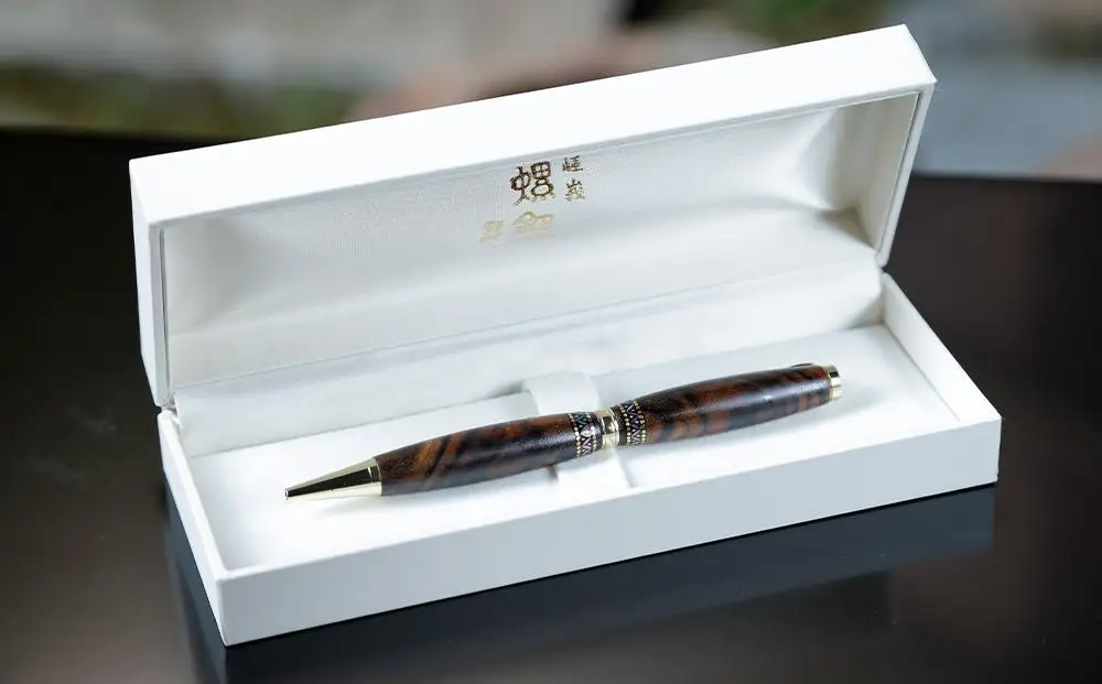 【伝統工芸を応援！】【嵯峩螺鈿・野村】螺鈿ボールペン 黒柿孔雀杢