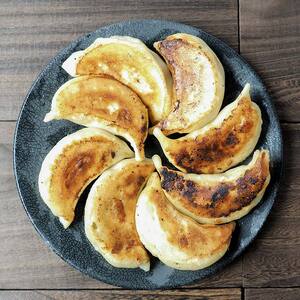 味のきんせい　手作り餃子８個入り３セット　ジャンボギョーザ