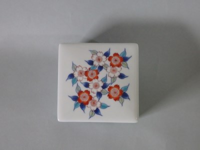 【伊万里焼】市川冬山窯「色鍋島桜文角蓋物」 037-H1232