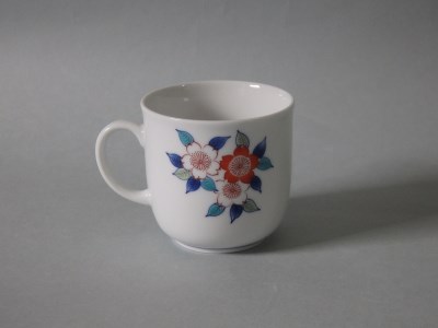 【伊万里焼】市川冬山窯「色鍋島桜文ミルクカップ」 037-H1234