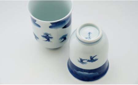 しん窯 青花 染付富士山反り組湯呑 有田焼 和食器 食器 うつわ 器 カップ コップ 2個セット 夫婦湯呑 お湯呑 ゆのみ カップ フリーカップ ギフト 贈答 手描き カップ2個 縁起物 松 富士山 大小セット 35000円 3.5万円 A35-540