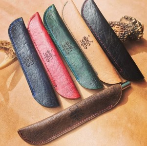 鹿革の一本差しペンケース【赤】（ブランドロゴ入り）【R00509】