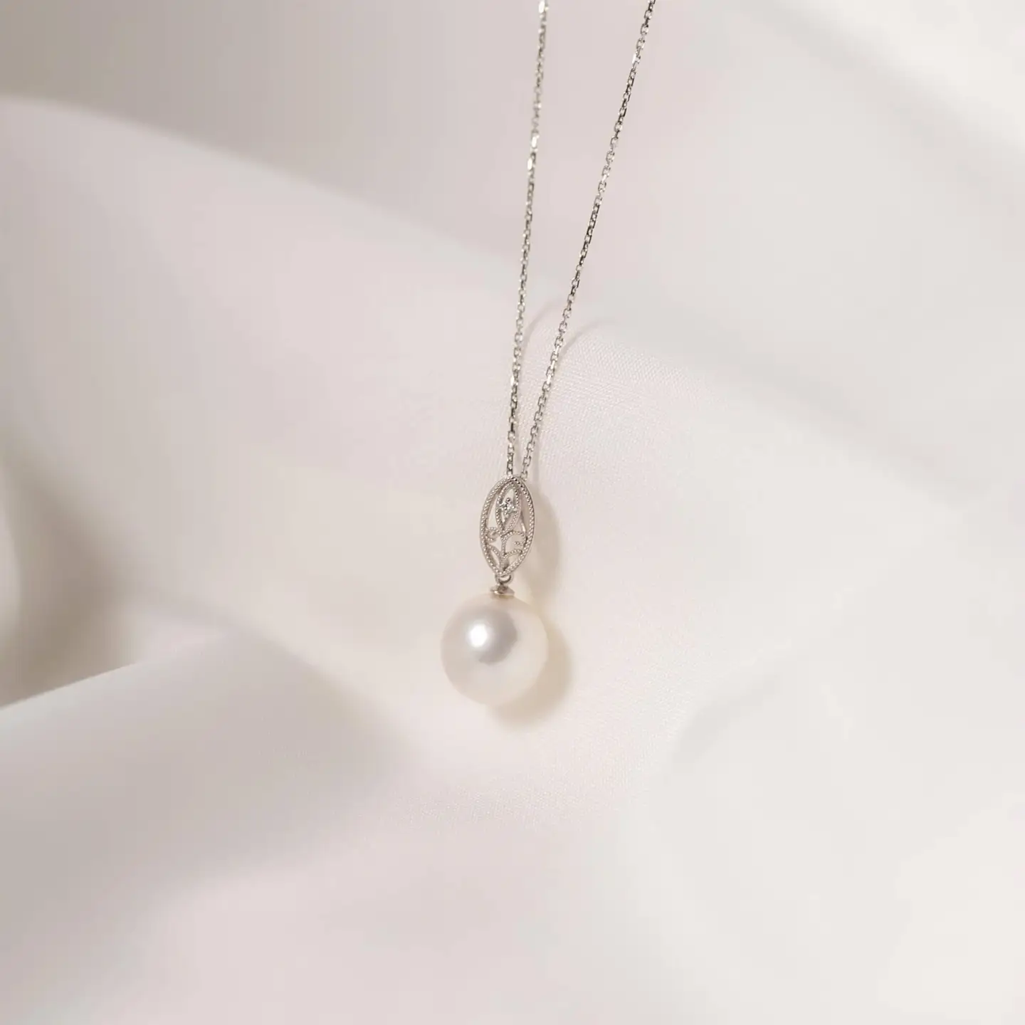 【澪標】シロチョウパール（南洋 白蝶真珠） 10mm ショートオーバル ダイヤモンド ペンダントトップ K18 ホワイトゴールド