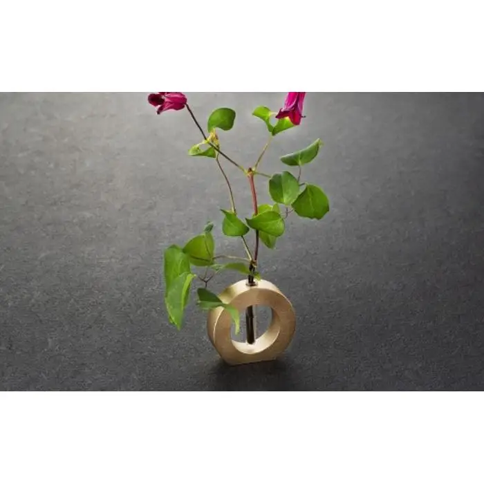 機能的な工業部品に 花のうつわ としての美しさを。Bush of cooper
