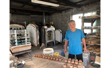 ＜南陶窯＞三つ足カフェオレボウル【灰釉・線紋】 〇 読谷村 うつわ 陶器 焼き物 久場政一 沖縄 やちむん 茶系 うちなーすぐりむん コップ 地場産品 手作り 人気商品 柄違い ペア ギフトに お祝いに オススメ 伝統工芸品