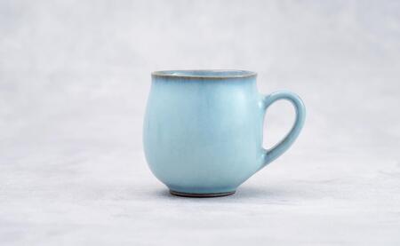 有田焼 月白丸マグカップ【梶原大敬 茂正工房】器 うつわ 食器 マグカップ マグ カップ コップ コーヒーマグ 青磁 月白 青 作家 手づくり 手仕事 ろくろ シンプル 電子レンジ対応 30000円 3万円 A30-782