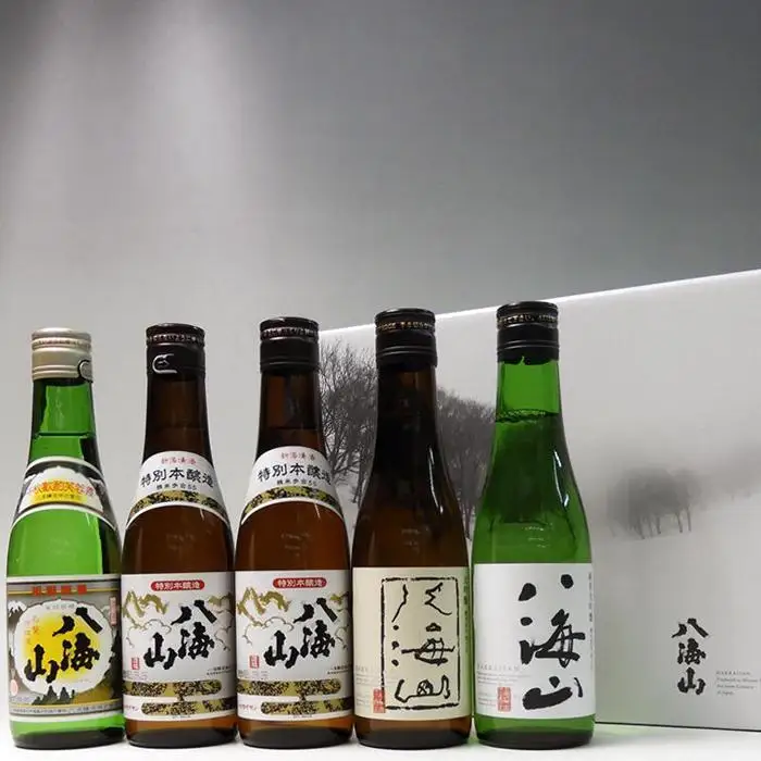 日本酒 八海山 清酒・特別本醸造・大吟醸・純米大吟醸　300ml×5本セット【八海山 清酒 特別本醸造 大吟醸 純米大吟醸 飲み比べ 5本 セット 日本酒 300ml 新潟 地酒 厳選 晩酌 熱燗 お酒 酒 さけ お中元 お歳暮 贈答】