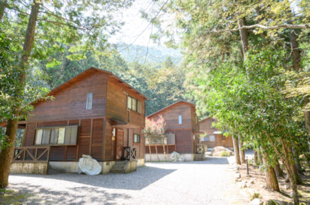 とっておきのアウトドアフィールド「キャンプinn海山 宿泊割引券」【AA29】