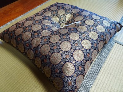 座布団職人によるこだわりの高品質・高級座布団 菊紋金襴座布団 [2277]
