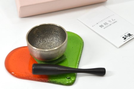 京都・二方屋「舞妓りん（MY CORIN）ガラスハート＜茶柿＞」 工芸品 おりん 仏具