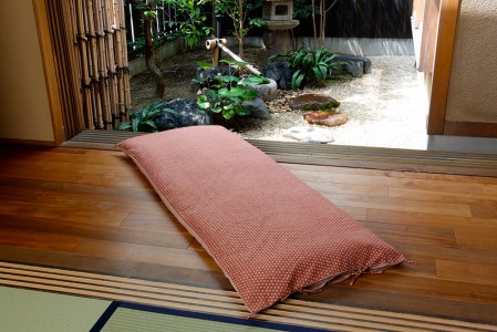 【洛中高岡屋】うたた寝にちょうどいい寛ぎのアイテム カバータイプごろ寝敷きふとん＜ゆったりサイズ＞（ピンク系）