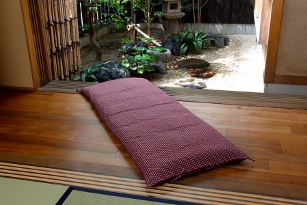 【洛中高岡屋】うたた寝にちょうどいい寛ぎのアイテム　カバータイプごろ寝敷きふとん＜ゆったりサイズ＞（パープル系）