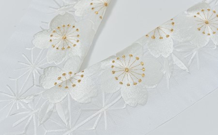 半衿　麻形に大輪の花　ししゅう　白地に白と金の糸 刺繍　半襟　着物用 織物 ファッション 和装 式 篠原縫製