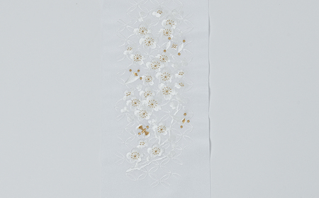 半衿　七宝繋ぎに宝尽くしの柄　ししゅう　白地に白と金の糸 刺繍 織物 ファッション 和装 式 篠原縫製
