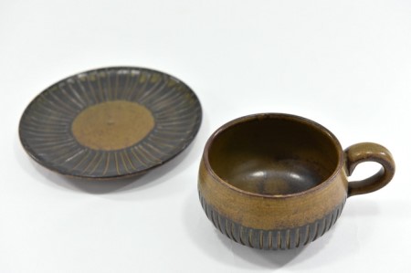 京焼「新羅釉木賊紋コーヒー碗・皿」（黒）１セット〈コーヒーカップ ティーカップ 京焼 手作り カップ お皿 セット 食器 陶器 工芸品 新羅釉 木賊紋〉　 茶碗 