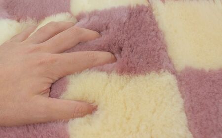 奈良 (株)マスダ製 ムートン長座布団 チェック柄 ピンク 40cm×120cm／ ムートン 羊毛皮 羊毛 スプリングラム 100％使用 座布団 ラグ インテリア オールシーズン 通年 贈り物 プレゼント 誕生日 記念日 株式会社マスダ 奈良県 宇陀市 ふるさと納税