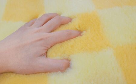 奈良 (株)マスダ製 ムートン長座布団 チェック柄 イエロー 40cm×120cm／ ムートン 羊毛皮 羊毛 スプリングラム 100％使用 座布団 ラグ インテリア オールシーズン 通年 贈り物 プレゼント 誕生日 記念日 株式会社マスダ 奈良県 宇陀市 ふるさと納税