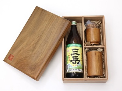 プレゼントに最適！屋久杉化粧箱入り焼酎三岳　屋久杉フリーカップ２個付き