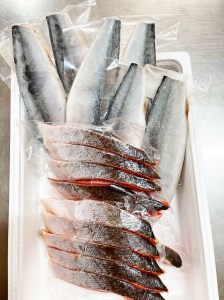 迷ったらコレ！！魚鶴商店の天然紅サケ１ｋｇ &塩さばフィレ６枚セット【uot744B-1】