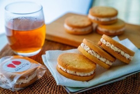 【数量限定】いちごのバターサンド　15個入り  バターサンド バタークリームサンド 苺 お取り寄せ スイーツ 個包装 お菓子 洋菓子 焼き菓子 ビスケット おやつ 自宅用 贈り物 ギフト プレゼント  AM-0012