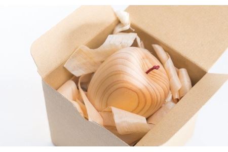  尾鷲ヒノキ製 家具職人の手作りリンゴの置き物　KG-3
