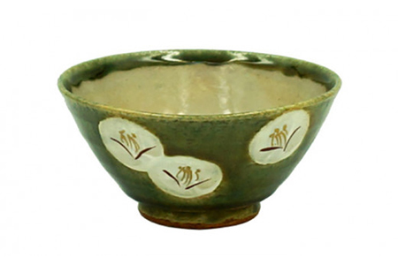 【美濃焼】織部椿 茶碗＆湯呑ペアセット【不動窯】食器 夫婦茶碗 湯呑み 湯飲み コップ お茶 ご飯 食事 夫婦 カップル ペア セット 花柄 椿 縁起物 紅白 緑 グリーン 陶器 土物 和風 ギフト プレゼント 贈り物 送料無料 [MAR008]