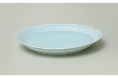 【美濃焼】青白磁 輪花牡丹文尺皿（木箱付）【快山製陶所】食器 大皿 プレート 盛り皿 おもてなし インテリア 装飾品 ブルー 水色 青 手彫り 伝統 文化財 美しい おしゃれ 木箱入り ギフト プレゼント 贈り物 送料無料 [MBG007]