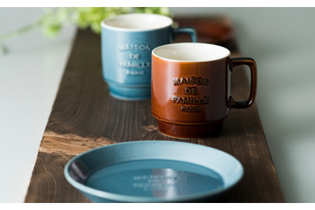 【美濃焼】MAISON DE FAMILLE  エンボスマグペア【陶友 長江商店】食器 マグカップ コーヒーカップ ティーカップ カフェ ブルー ブラウン モダン クラシック シンプル 新生活 カップル ギフト プレゼント 送料無料[MCO008]