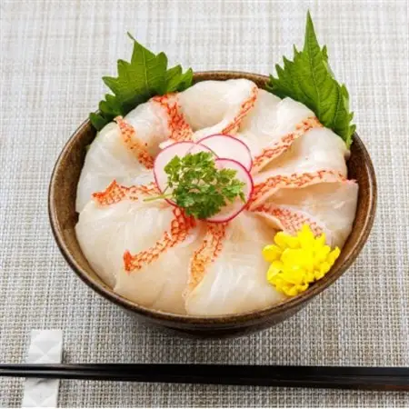 北海道産 キンキ(メンメ)の湯霜造り刺身・海鮮丼　70g×2パック＜冷凍＞_刺身 さしみ 刺し身 刺身セット 小分け 海鮮丼 海鮮丼セット 手巻き寿司 人気 産地直送 魚介類 海鮮 絶品 人気 ヒロセ 北海道 釧路町 釧路超 特産品 _【配送不可地域：離島】【1297928】