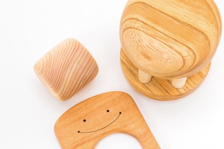 おもちゃ 赤ちゃんの宝石箱(おひさま・袋入り) 知育 プレゼント ギフト 受注生産品 山のくじら舎 受注生産品 名入れ可能 木のおもちゃ