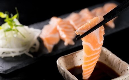 アトランティックサーモン 【定期便６回】 生食用 切り落とし 750g (150g ×5パック) 小分け 鮭 国際規格SQF2000 さけ シャケ しゃけ sake カルパッチョ ソテー レアステーキ 人気 高級 大満足 生食用 刺身 お刺身 刺し身 魚介類 海鮮 冷凍 厚切り 薄切り ふるさと納税 ふるなび 三重県 尾鷲市 OB-27