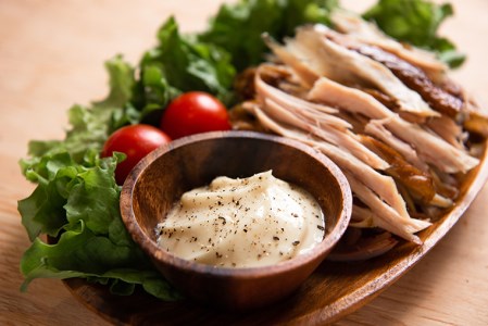 安心安全な平飼い飼育 絶品スモークチキン 2本【テンアール株式会社】 チキン スモークチキン 燻製 鶏 鶏肉 平飼い 冷蔵配送 北海道 [AXAN012] 21000 21000円