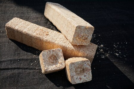 【007-04】天然木100%の人工薪・ハイブリケット