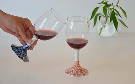 有田焼 ペアワイングラス 赤小菊 / 青小菊【東洋セラミックス】食器 グラス ワイングラス ペア セット 菊 レッド ブルー 華やか ギフト A18-157