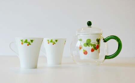 有田焼 おしゃれポット & 手付ミニカップ 2個【東洋セラミックスオリジナル】食器 ティーセット ティーポット カップ マグカップ いちご かわいい A22-1