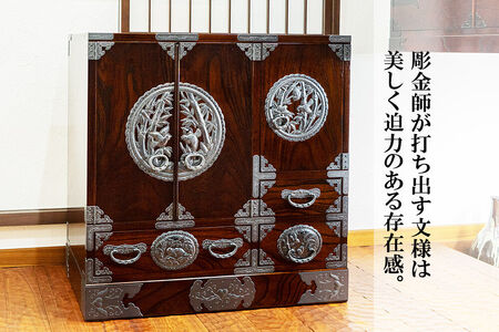 【彫金手打金具】仙台箪笥 帖面箪笥 ≪竹に雀≫ 拭き漆塗り (申込書返送後、3ヶ月～8ヶ月程度でお届け)