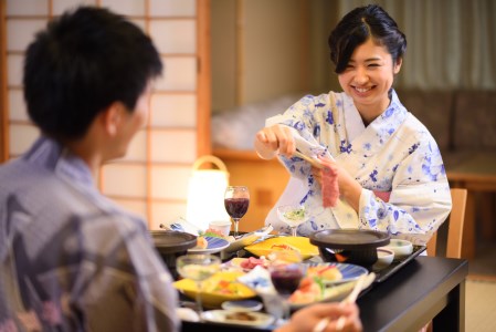 結びの宿 愛隣館  ペア宿泊券 お部屋食プラン (花かんむり/温泉露天風呂付客室) 【1195】