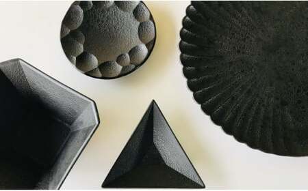 有田焼 テーブルコーディネートがグッと引き締まる黒い器／4点セット 深海三龍堂 食器 おしゃれ 黒い器 黒い皿 お皿 小鉢 吉右エ門 モダン 30000円 3万円 A30-709