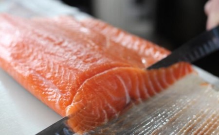 スモークサーモン屋の極上燻鮭　半身 魚介類 魚貝類 燻製 サラダ つまみ 肴  冷蔵