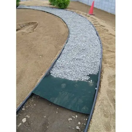 ガーデニングや庭の景観改善に使用　雑草を防ぎ草抜き作業を軽減　水を通す強度抜群の防草シート_雑貨   _【1314928】