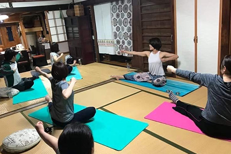 【ヨガ体験】ご自分のための癒し時間 ～ ヨガ と よもぎ蒸し 体験チケット ～ タイ式ヨガ 体験教室 リラックス ＆ リフレッシュ 健康 075-0441