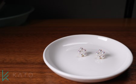 華やかな ベビーパールピアス