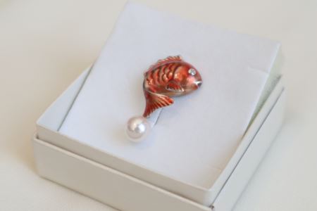 パール ピンブローチ おめで鯛 7.5mm 暁工房 鯛 たい ブローチ 真珠 アクセサリー アコヤ真珠 本真珠 ファッション カジュアル 冠婚葬祭 慶事 結婚式 卒業式 入学式 お祝い ギフト 贈り物 人気 特産品 国産 愛媛 宇和島 A072-002018