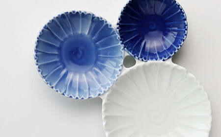有田焼 伝平窯 花型三種皿 (大) 2枚セット【ヤマト陶磁器】食器 器 うつわ 磁器 陶磁器 皿 プレート 取皿 小皿 豆皿 2枚 セット ペア 花 ブルー ホワイト 35000円 3.5万円 A35-613