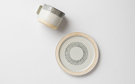 有田焼 hibi kuppi Plate&Mug sasa【ヤマト陶磁器】食器 器 うつわ 磁器 陶磁器 皿 取皿 マグカップ カップ コップ セット シンプル ベージュ 印判手 A28-14